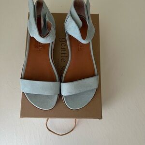 GENTLE SOULS Lavern Easy Strap Velcro Sandals Size 7 B with Box . Pale Blue !